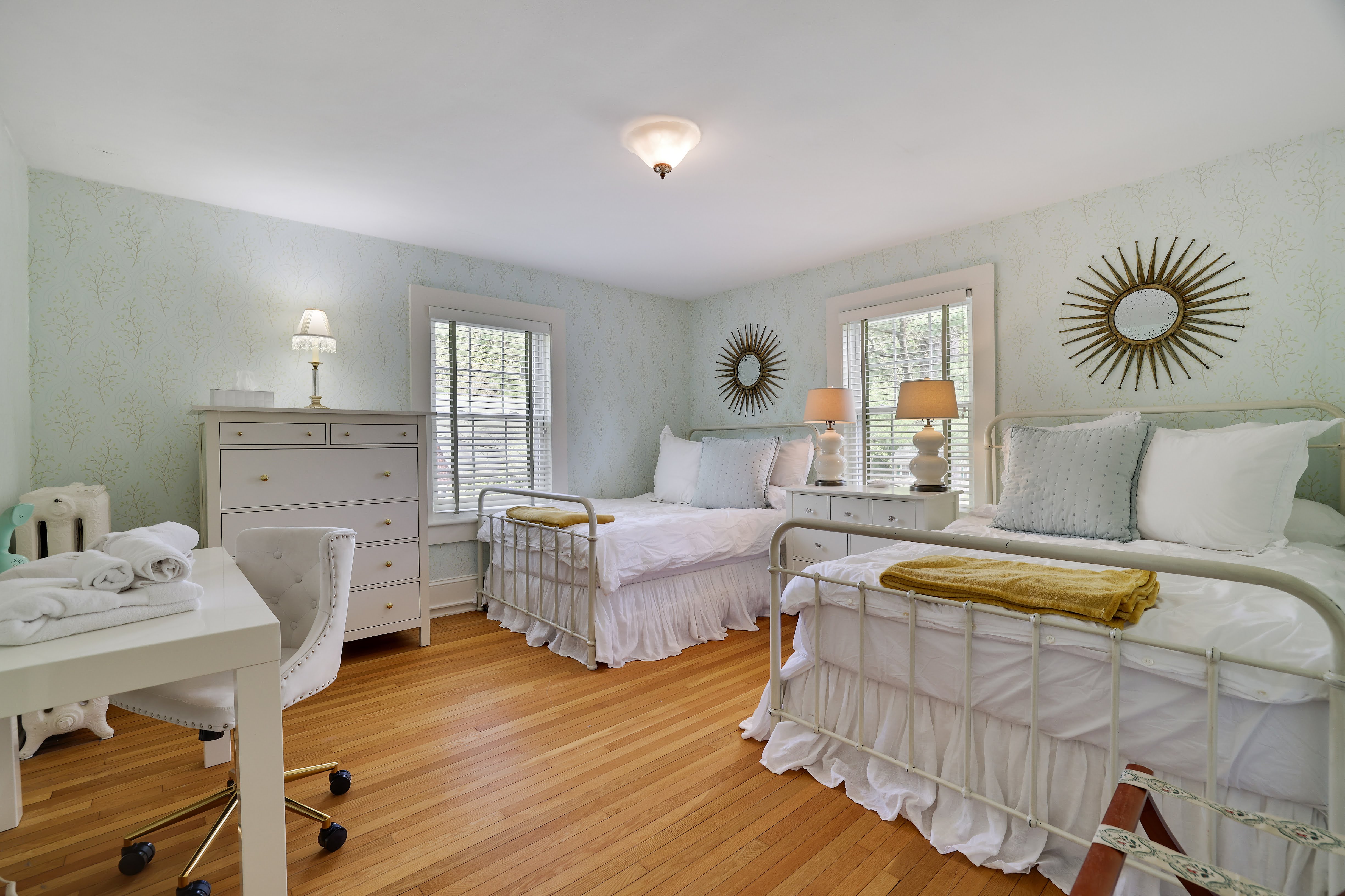 Luxembourg (2 full beds)