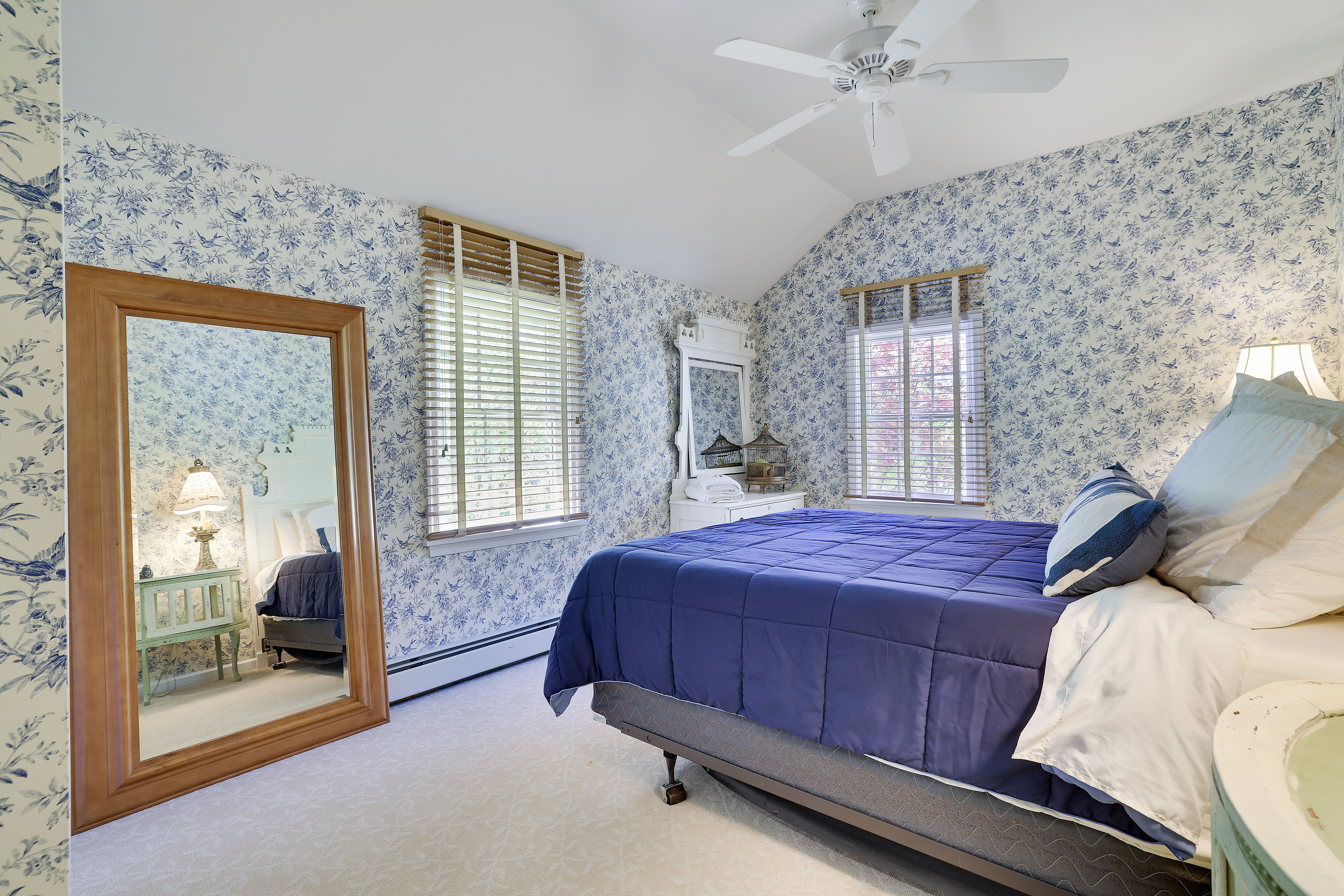 Aviary (queen) (Carriage House)